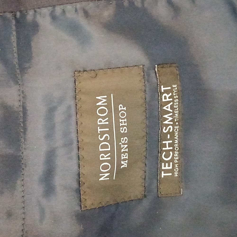 Nordstoms Tech-Smart Men's Navy Blazer, 2 Button, Single Breast Pocket, Size 40S - Picture 3 of 8